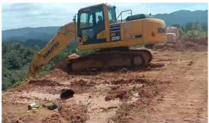 Foto. Alat Berat Ekskavator milik EL. Alias ​​​​​​​​​​​​​​​​​​​​​​Ko El di lahan PETI SIGOR DUMAGIN.