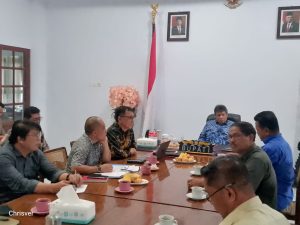 Foto Suasana Dialog Komunikasi Publik di ruang kerja Pj. Bupati Albert Huppy Wounde, SH.MH. Dihadiri Unsur Pemkab dan Koalisi Masyarakat Sipil Pemerhati Sosial Kepulauan Sangihe.