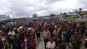 Kenyam, Rabu (28/08/2024) Ribuan Masyarakat Pendukung dan Simpatisan Sambut kedatangan Kandidat Paslon Bupati dan Wakil Bupati, Namia Gwijangge dan Obed Gwijangge.