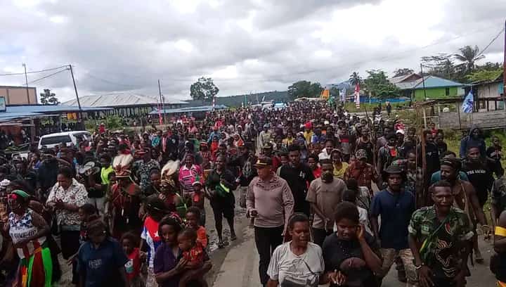 Kenyam, Rabu (28/08/2024) Ribuan Masyarakat Pendukung dan Simpatisan Sambut kedatangan kedatangan Kandidat Paslon Bupati dan Wakil Bupati, Namia Gwijangge dan Obed Gwijangge.