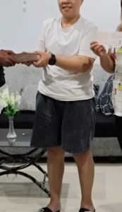 Foto: Oknum "Ayu" saat menerima uang puluhan juta panjar pembayaran rumah.