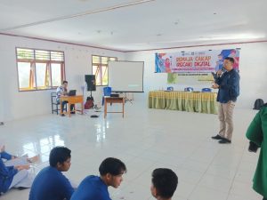 Foto: Pemateri Kompol Muhammad Agustiawan, ST, SIK, saat menyampaikan materi kepada Siswa-Siswi SMK Teknologi Muhammadiyah Limboto, tentang Sosialisasi Bahaya Judi Online.